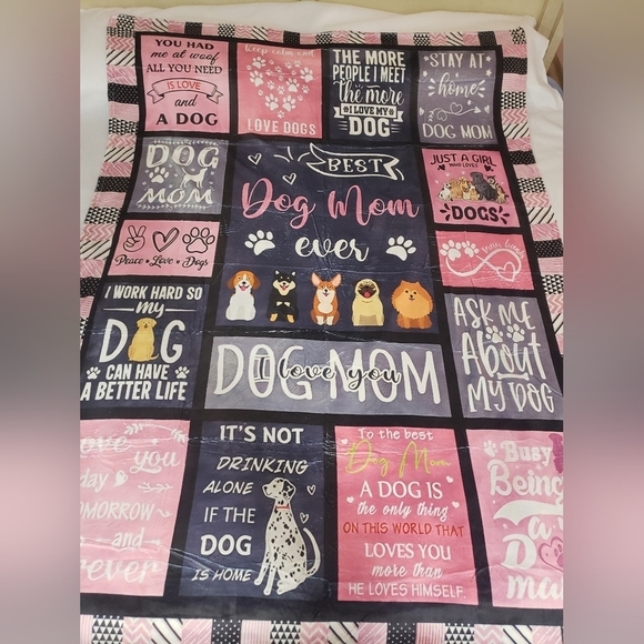 667- Motivational Words Best Dog Mom Ever Blanket NWT - Picture 1 of 6